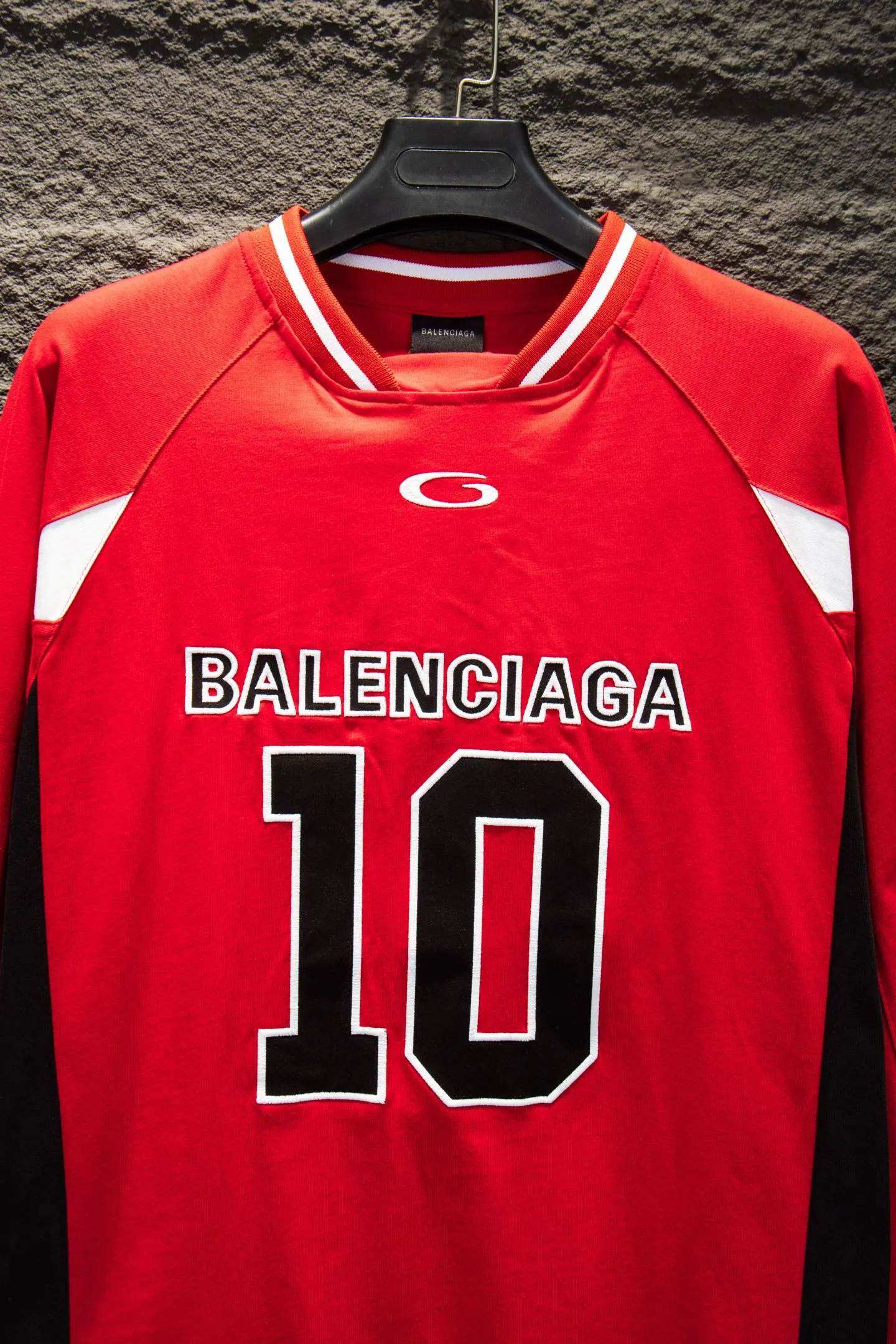 Style number: 5296#p140 (note: pure cotton fabric) 🆕 The Balenciaga co-branded patchwork jersey long-sleeved T os version is really charming. Balenciaga is also really unique. Each new season has the best version. It is very practical and can be worn casually✔️ - ⚠️100% cotton, using 300 grams of fabric Made of imported knitting needle carded cotton, the thickness is moderate, drapey and contoured, making the upper body comfortable! ! It is very tolerant to fat body types and can instantly lose five pounds after wearing it! Customized dyeing and woven threaded neckline, front and back cuffs #splicing elements#, with matte embroidery, imported Tajima high-density heavy-duty embroidery technology, hundreds of thousands of needles, three-dimensional and full fonts, and the neckband is made of pure cotton, one-piece cut and will not deform. In the past two years, the oversize version has become a trend focus and has been a popular staple in the past two years. The change of the designer has made this brand an instant hit. With the advancement of the times, fashion also needs the blood impact of fresh elements and trendy designs in order to continue its glory! It’s stylish both inside and outside, a must-have for high street travel! An absolute "eye-catching style" that can match couples 💏 Color: Black White Red Size: XS S M L